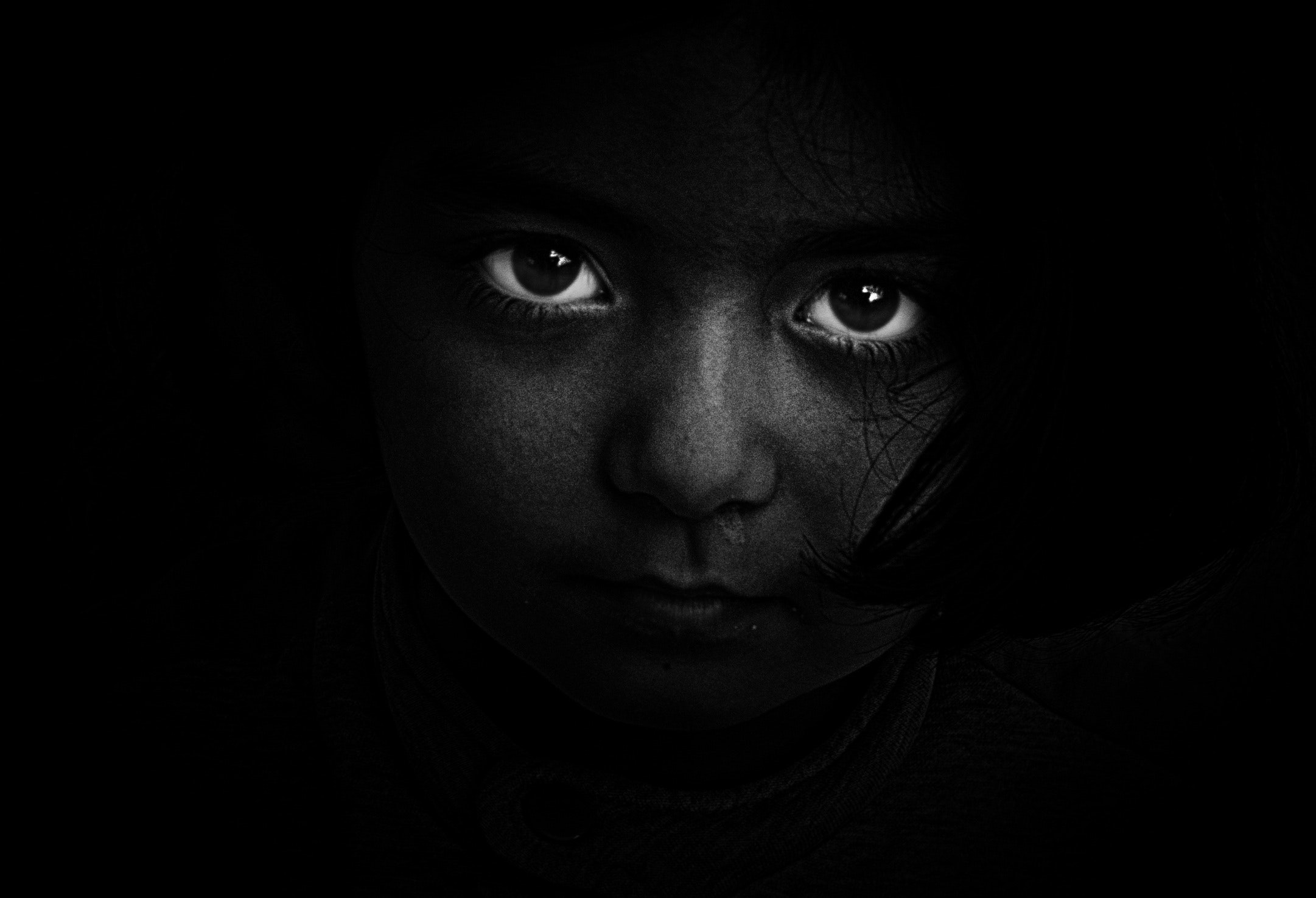 black-and-white-dark-eyes-18495.jpg