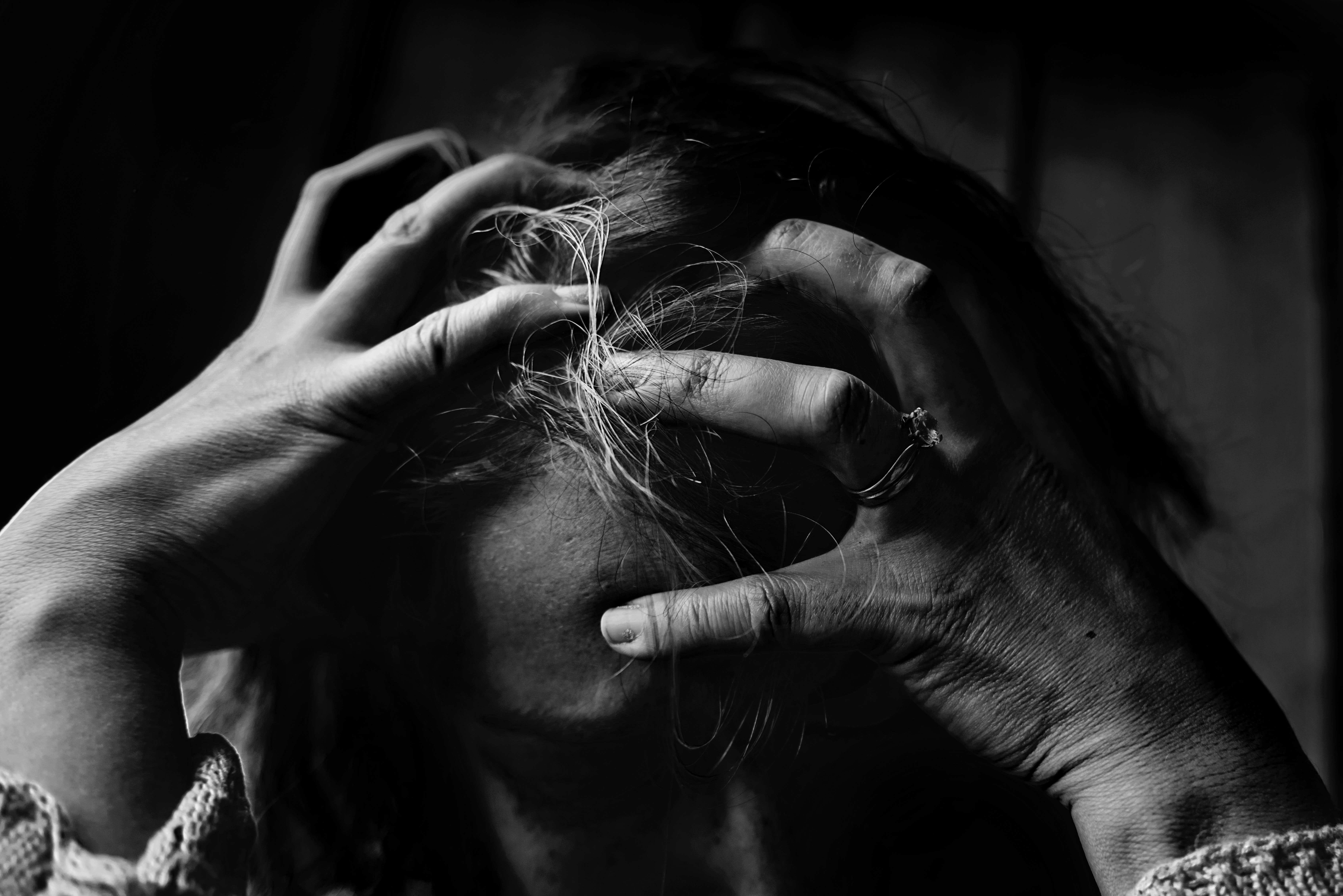 adult-alone-black-and-white-dark-551588.jpg